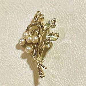 Vintage <~ Fancy Old ~> Faux Gold and Pearl Brooch